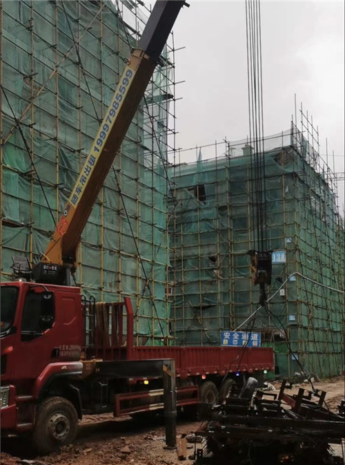 佳木斯市“慢工细活”—— 吊车的 “微动控制” 技术