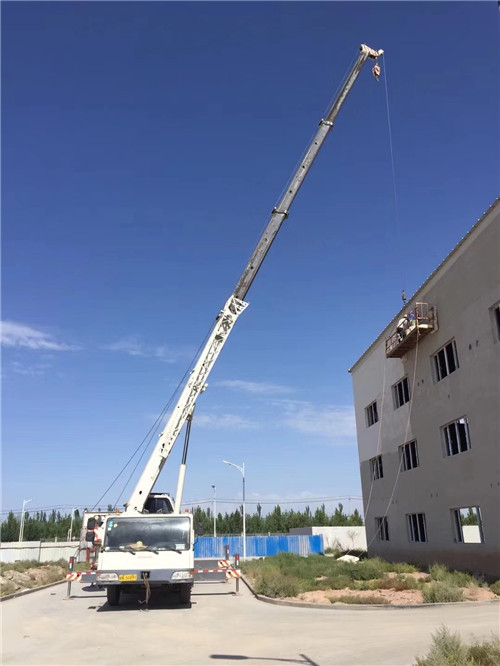 佳木斯市“轻装强干”—— 吊车的 “轻量化臂架” 技术